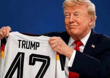 Trump merr dhuratë nga kancelari gjerman, fanellë me emrin e tij dhe numrin 47