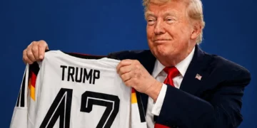 Trump merr dhuratë nga kancelari gjerman, fanellë me emrin e tij dhe numrin 47