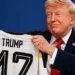Trump merr dhuratë nga kancelari gjerman, fanellë me emrin e tij dhe numrin 47