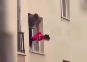 VIDEO/ Babai var në dritare vajzën e tij 3 vjeçare, e kërcënon me thikë