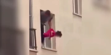 VIDEO/ Babai var në dritare vajzën e tij 3 vjeçare, e kërcënon me thikë