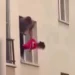 VIDEO/ Babai var në dritare vajzën e tij 3 vjeçare, e kërcënon me thikë