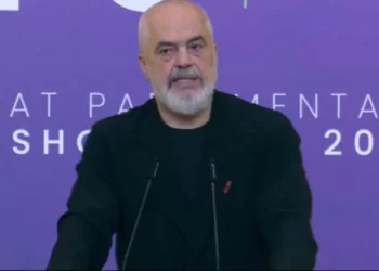 “Rama ka mbaru”/ Kryeministri ironizon protestuesit: Ikën mbrëmja, por unë këtu jam