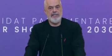 “Rama ka mbaru”/ Kryeministri ironizon protestuesit: Ikën mbrëmja, por unë këtu jam
