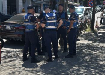 Të pandehurit për vrasjen e 23-vjeçarit dhunojnë njëri-tjetrin në kafazin e GJKKO