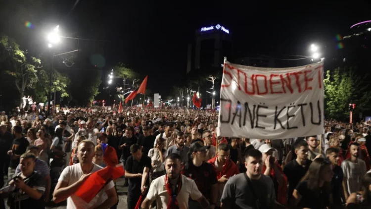 Bllokimi i rrugëve në Tiranë gjatë tubimit, policia procedon 16 protestues