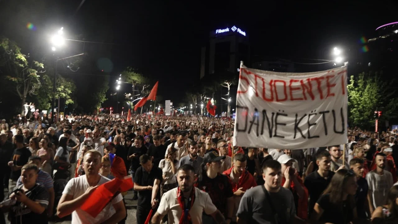 Bllokimi i rrugëve në Tiranë gjatë tubimit  policia procedon 16 protestues
