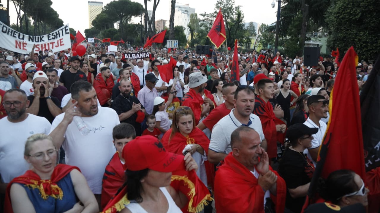 Protesta e 23-të kundër qeverisë në Tiranë: thirrjet "Rama në burg"
