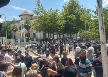 Qytetarët godasin me vezë makinat e ministrave, përplasje fizike me Policinë