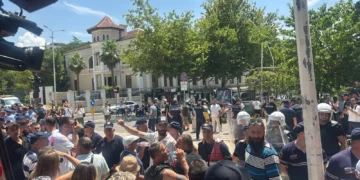 Qytetarët godasin me vezë makinat e ministrave, përplasje fizike me Policinë