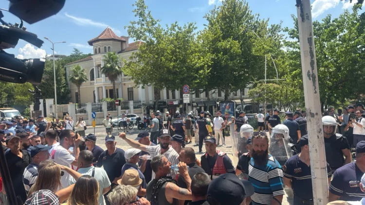 Qytetarët godasin me vezë makinat e ministrave, përplasje fizike me Policinë