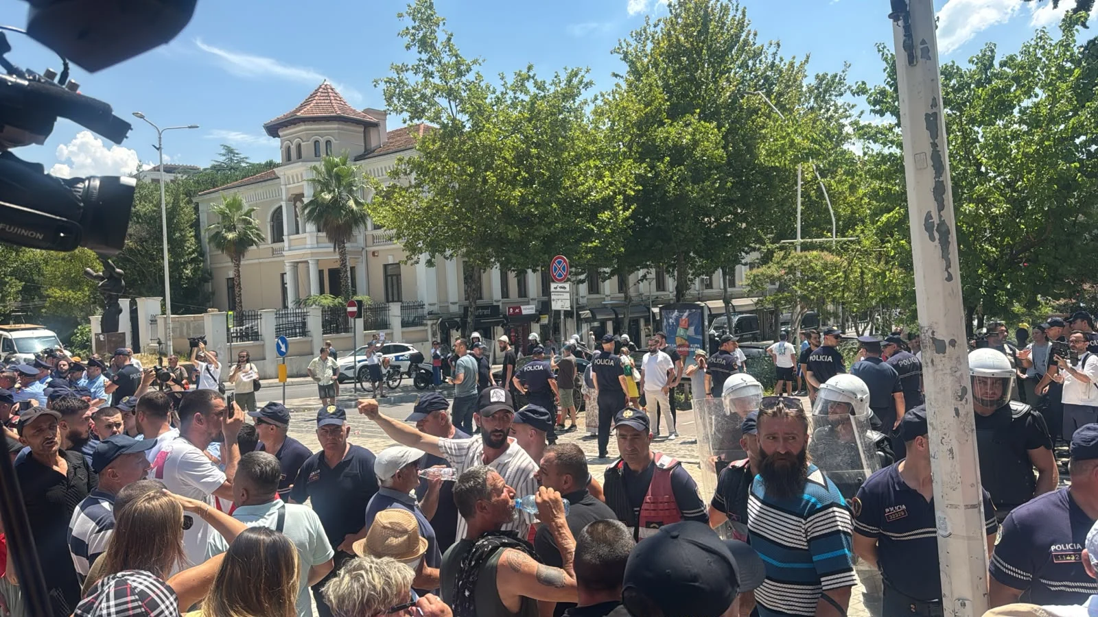 Qytetarët godasin me vezë makinat e ministrave  përplasje fizike me Policinë