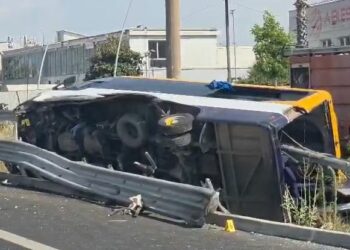 Aksident në autostradën Durrës-Tiranë, dyshohet se shoferi pësoi atak kardiak