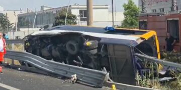 Aksident në autostradën Durrës-Tiranë, dyshohet se shoferi pësoi atak kardiak
