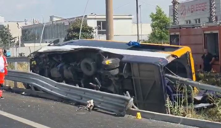 Aksident në autostradën Durrës Tiranë  dyshohet se shoferi pësoi atak kardiak