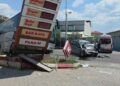 Elbasan, autobusi me nxënës përplaset me tabelën e një karburanti dhe një automjet