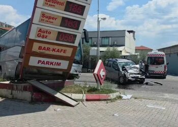 Elbasan, autobusi me nxënës përplaset me tabelën e një karburanti dhe një automjet