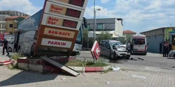 Elbasan, autobusi me nxënës përplaset me tabelën e një karburanti dhe një automjet