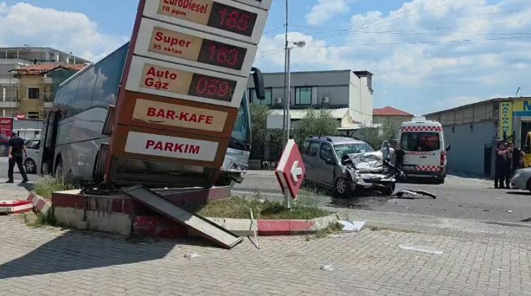 Elbasan, autobusi me nxënës përplaset me tabelën e një karburanti dhe një automjet