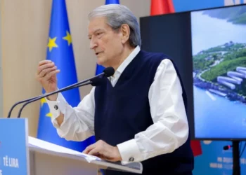 Protestuesit te selia e PD, Berisha: Provokacion i vogël