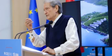 Protestuesit te selia e PD, Berisha: Provokacion i vogël