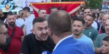 U rrethua nga protestues pas daljes nga Kuvendi, deputeti Bido: Ishte grup agresiv