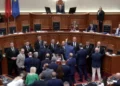 Seanca vazhdon me tensione, deputetët e PD bllokojnë foltoren