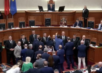 Seanca vazhdon me tensione, deputetët e PD bllokojnë foltoren