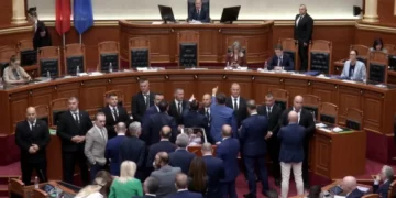 Seanca vazhdon me tensione, deputetët e PD bllokojnë foltoren