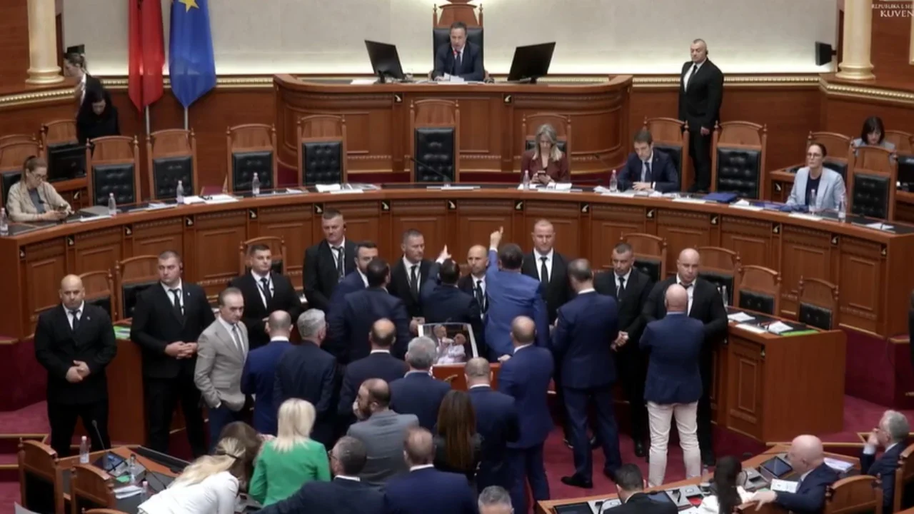 Seanca vazhdon me tensione  deputetët e PD bllokojnë foltoren
