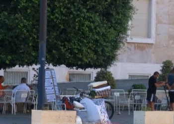“Rama jepe dorëheqjen”, protestuesit e kalojnë natën para Kryeministrisë