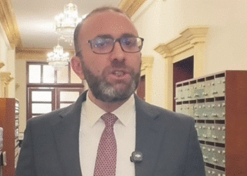 PD dorëzon në Kuvend kërkesën për shfuqizimin e 4 ligjve
