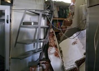 Rrëshqitja e dheut rrezikon pallatin në Durrës, evakuohen banorët