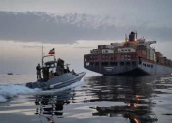 Irani mbyll Ngushticën e Hormuzit dhe kërcënon anijet: Çdo kalim do të goditet