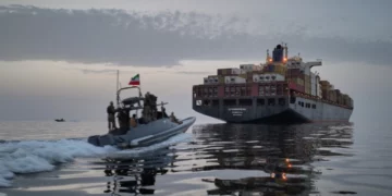 Irani mbyll Ngushticën e Hormuzit dhe kërcënon anijet: Çdo kalim do të goditet