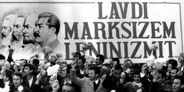 (1975)/ Udhëtim në Shqipërinë, ku berberi i aeroportit shkurtonte flokët e turistëve