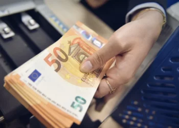 Zbrazën llogaritë bankare të klientëve, në pranga disa persona, mes tyre 2 drejtues
