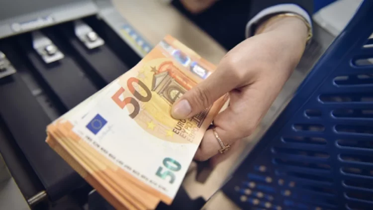 Zbrazën llogaritë bankare të klientëve, në pranga disa persona, mes tyre 2 drejtues