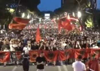 “Rama në burg, Berisha në burg”, protestuesit nisin marshimin në Tiranë