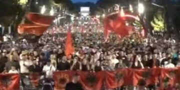 “Rama në burg, Berisha në burg”, protestuesit nisin marshimin në Tiranë