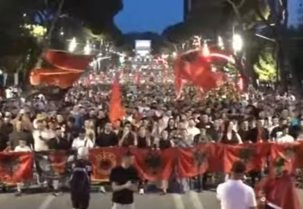 Protestuesit marshojnë në Tiranë: "Rama në burg, Berisha në burg"

