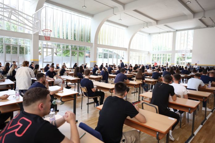 Provimet e Maturës Shtetërore,mbahet të martën testimi i gjuhës shqipe dhe letërsisë