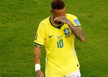 I gjithë stadiumi në këmbë, momenti kur Neymar rikthehet në fushë me Brazilin