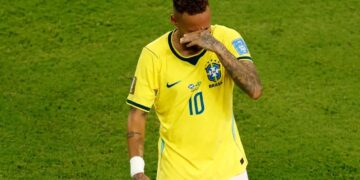I gjithë stadiumi në këmbë, momenti kur Neymar rikthehet në fushë me Brazilin