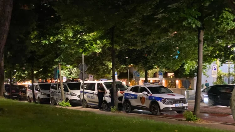 Sherr me grushte e sende të forta në Sarandë, policia shoqëron 6 persona