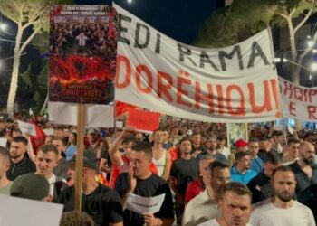 “Bashkohuni me ne”, protestuesit marshojnë në rrugët e Tiranë