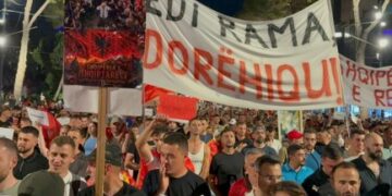 “Bashkohuni me ne”, protestuesit marshojnë në rrugët e Tiranë