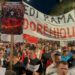“Bashkohuni me ne”, protestuesit marshojnë në rrugët e Tiranë