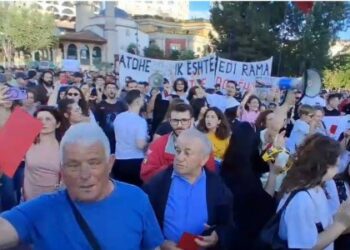 Mijëra qytetarë para Kryeministrisë, mesazh qeverisë: Ju erdhi fundi