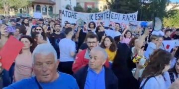 Mijëra qytetarë para Kryeministrisë, mesazh qeverisë: Ju erdhi fundi